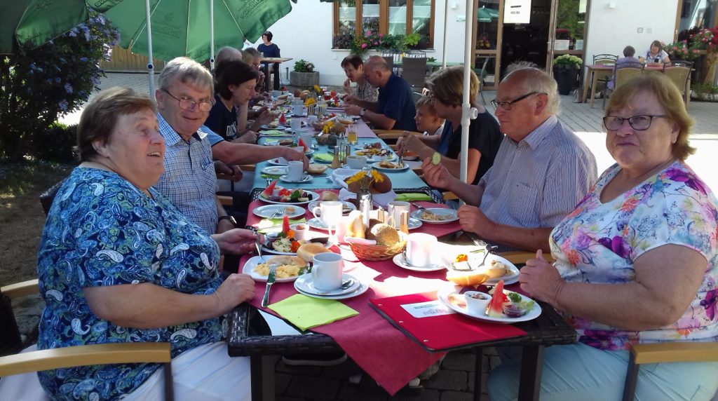 Familienkreis beim Frühstück im Hofcafé Gabelsberger
